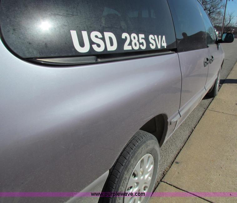 image for item D9171 1998 Plymouth Grand Voyager mini van
