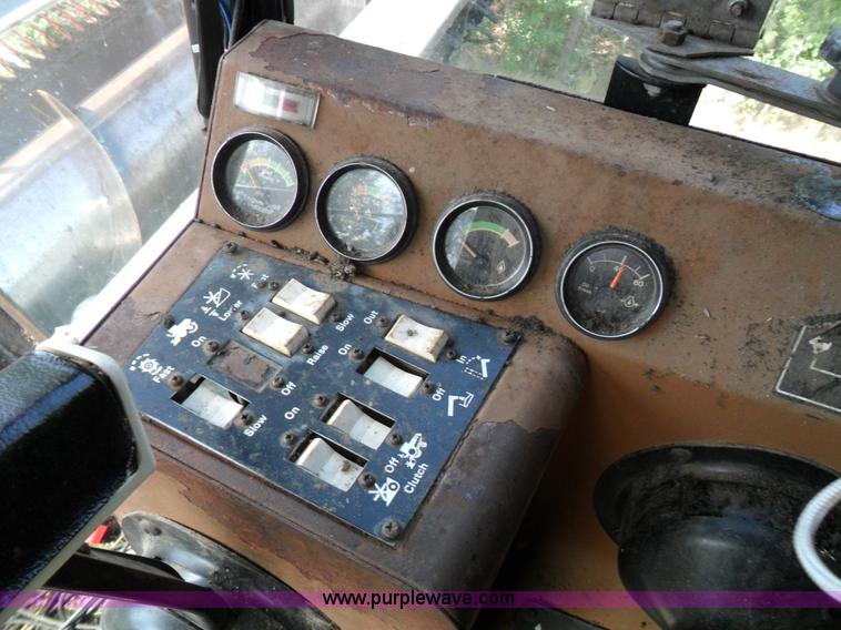 image for item A1726 Gleaner R50 combine