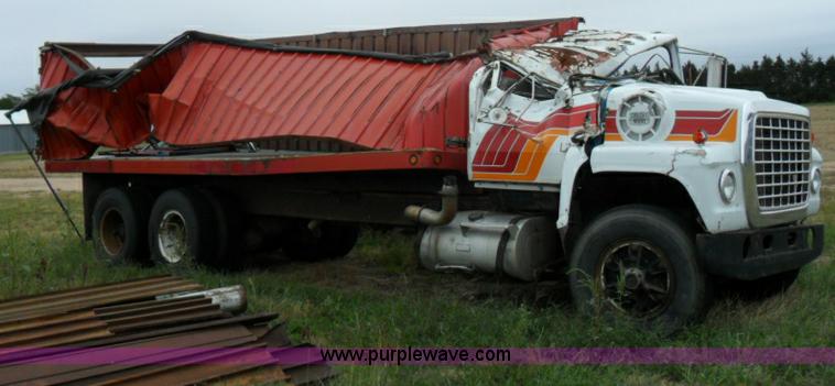 image for item A1785 1976 Ford L9000 truck