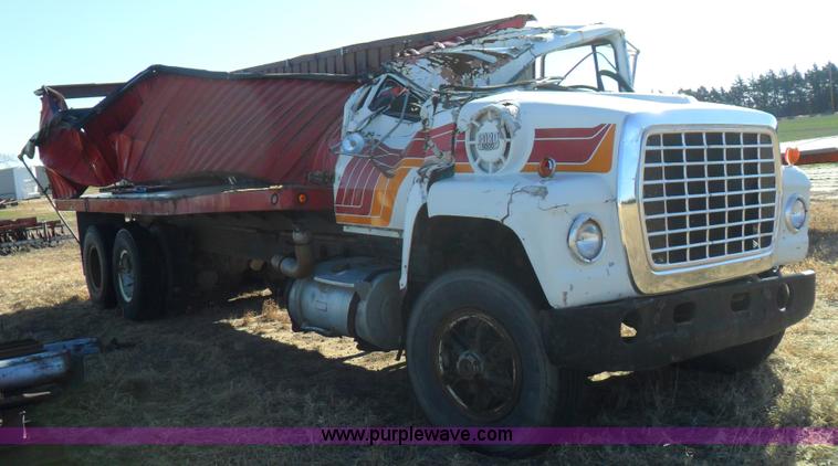 image for item A1785 1976 Ford L9000 truck