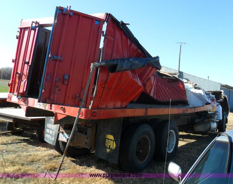 image for item A1785 1976 Ford L9000 truck