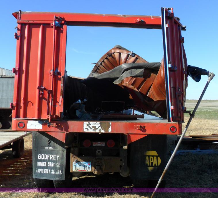 image for item A1785 1976 Ford L9000 truck