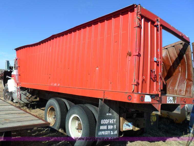 image for item A1785 1976 Ford L9000 truck