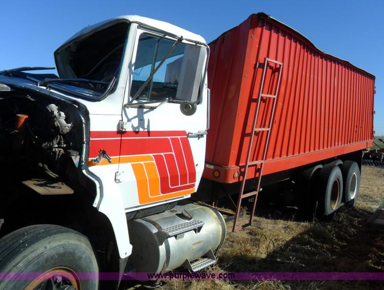 image for item A1785 1976 Ford L9000 truck