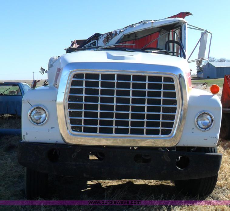 image for item A1785 1976 Ford L9000 truck