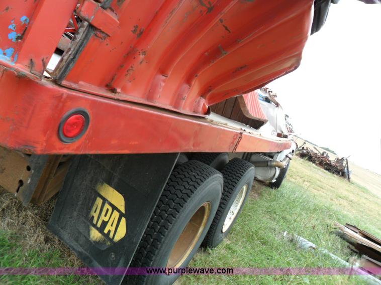 image for item A1785 1976 Ford L9000 truck