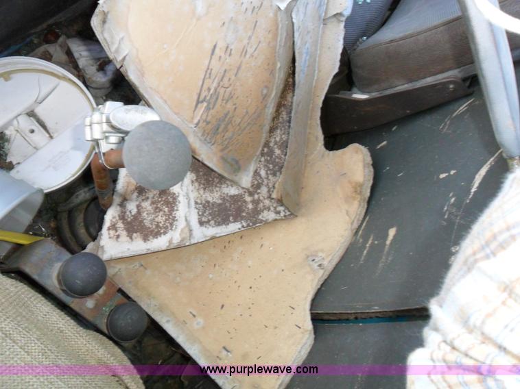 image for item A1785 1976 Ford L9000 truck