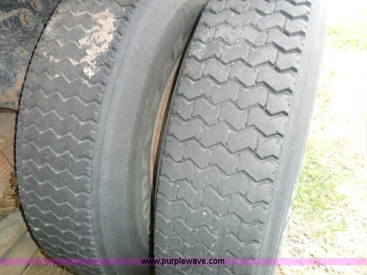 image for item A1785 1976 Ford L9000 truck