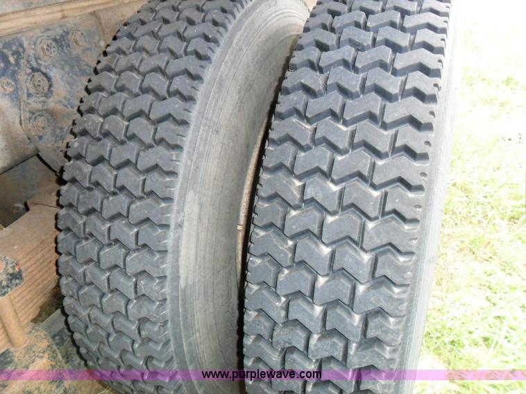 image for item A1785 1976 Ford L9000 truck