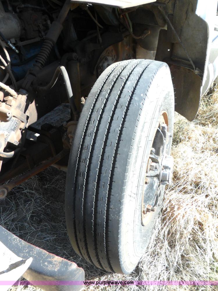 image for item A1785 1976 Ford L9000 truck