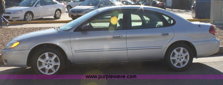 image for item B8745 2006 Ford Taurus SE