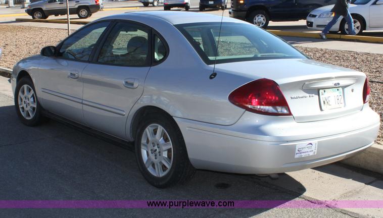 image for item B8745 2006 Ford Taurus SE