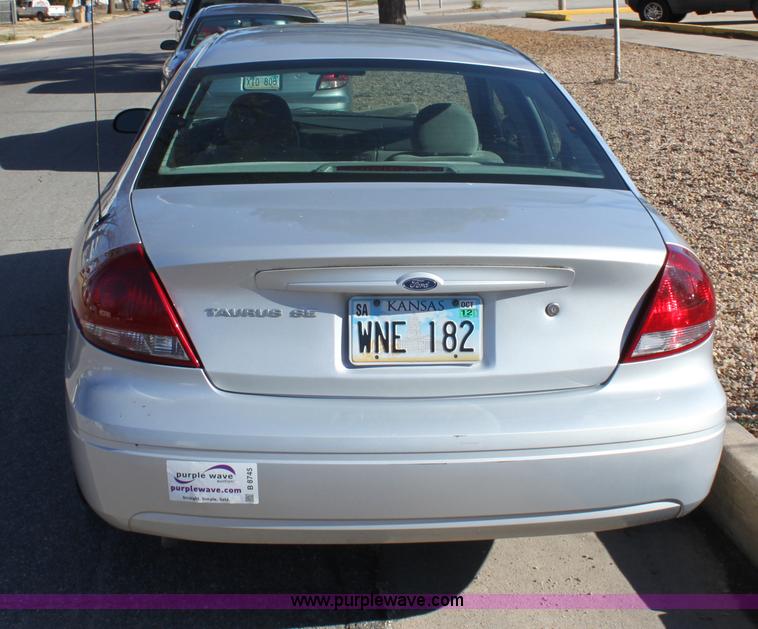 image for item B8745 2006 Ford Taurus SE