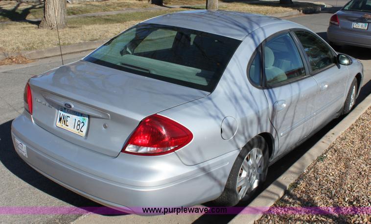 image for item B8745 2006 Ford Taurus SE