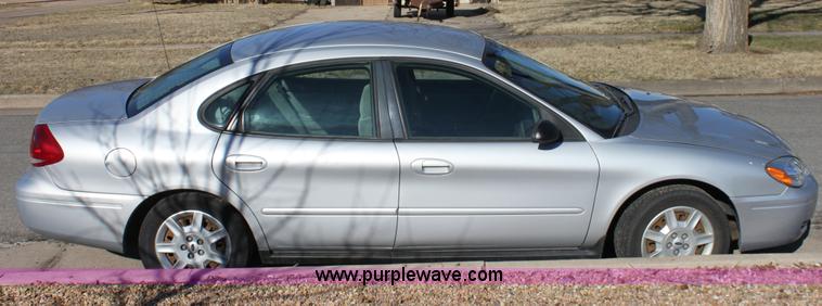 image for item B8745 2006 Ford Taurus SE