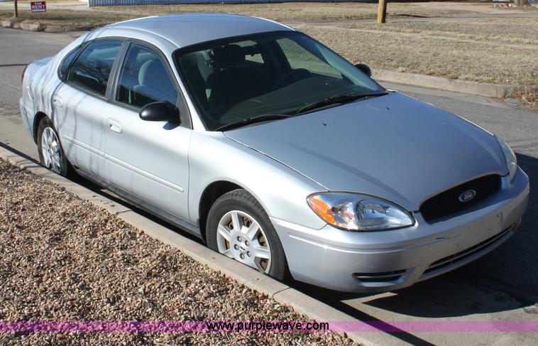 image for item B8745 2006 Ford Taurus SE