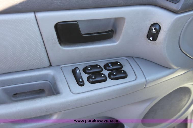 image for item B8745 2006 Ford Taurus SE