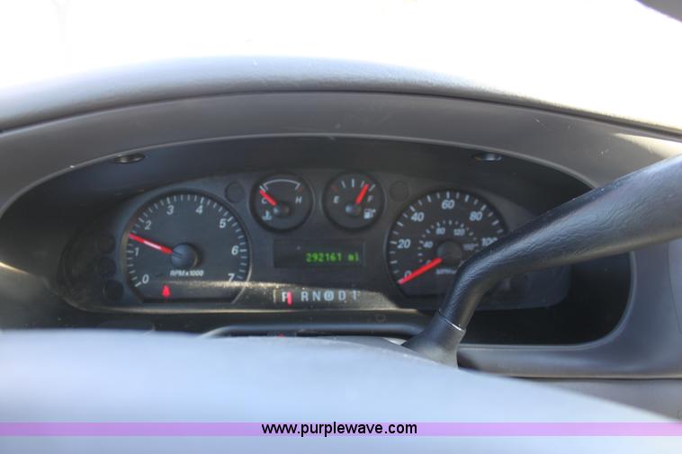 image for item B8745 2006 Ford Taurus SE