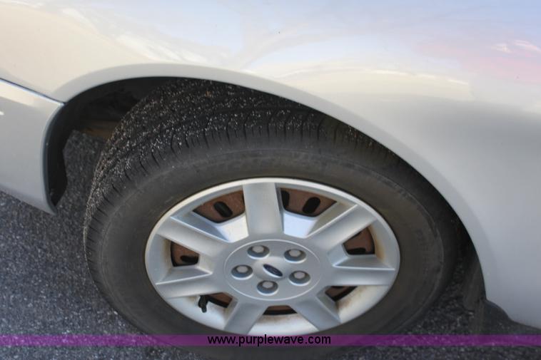 image for item B8745 2006 Ford Taurus SE