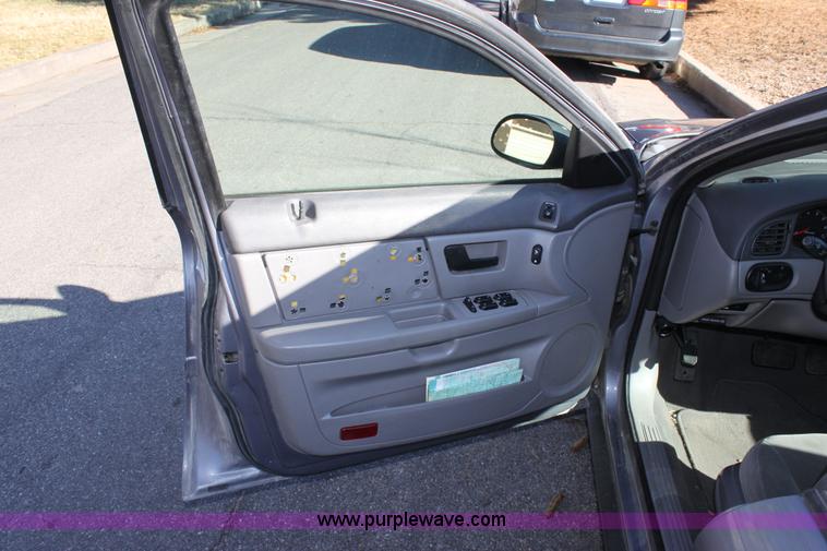 image for item B8746 2007 Ford Taurus SE