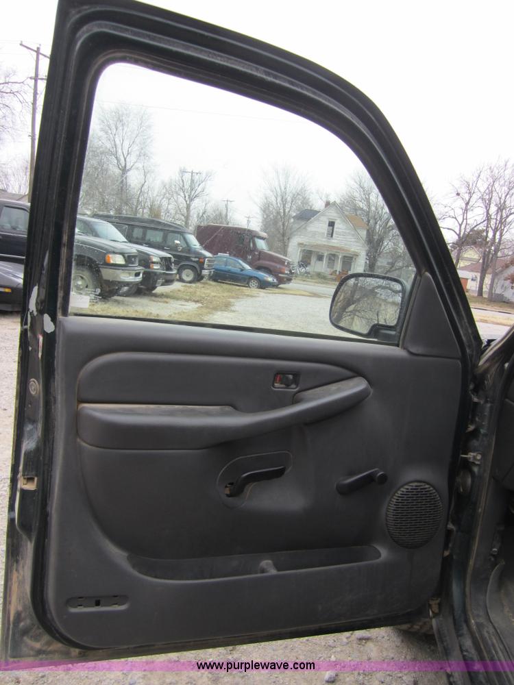 image for item C5258 2004 GMC Sierra 1500 pickup truck