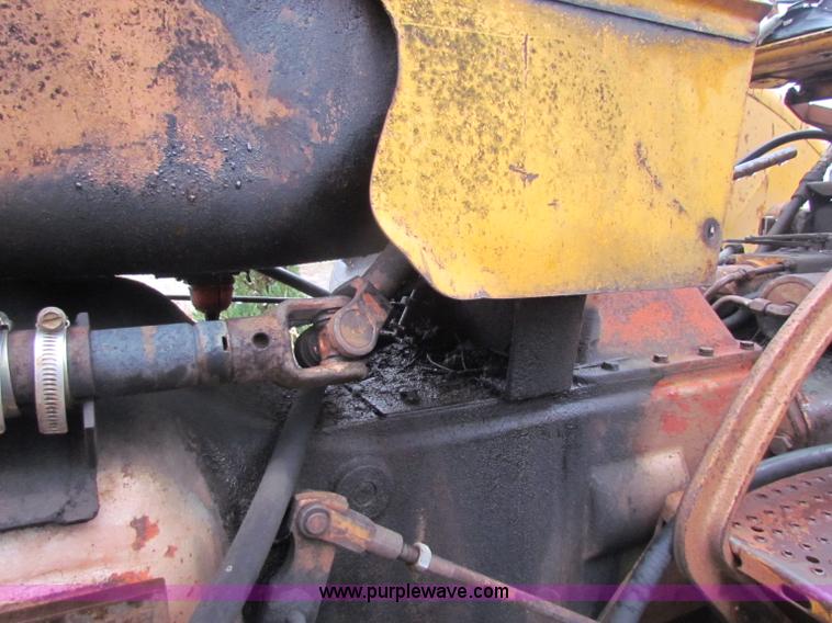 image for item D9117 Minneapolis Moline 336-4 tractor with loader