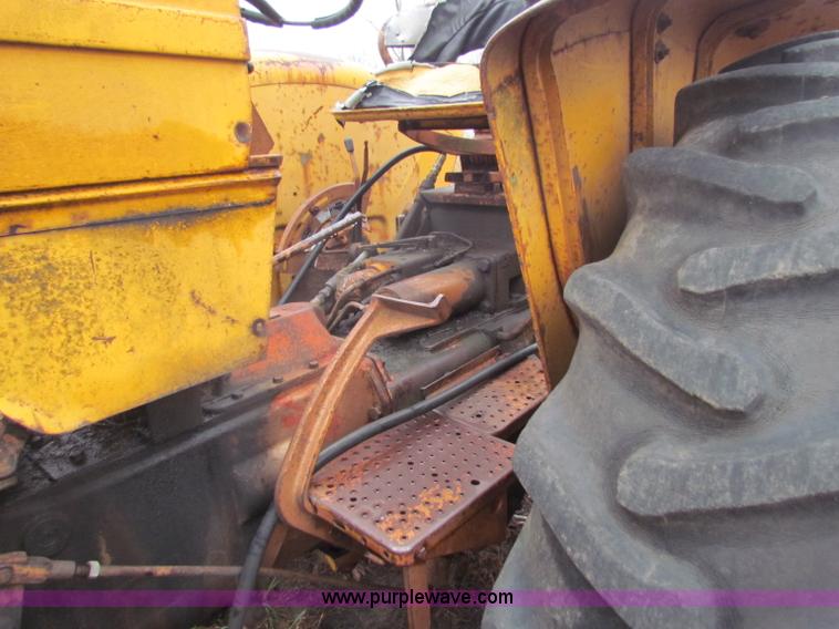 image for item D9117 Minneapolis Moline 336-4 tractor with loader