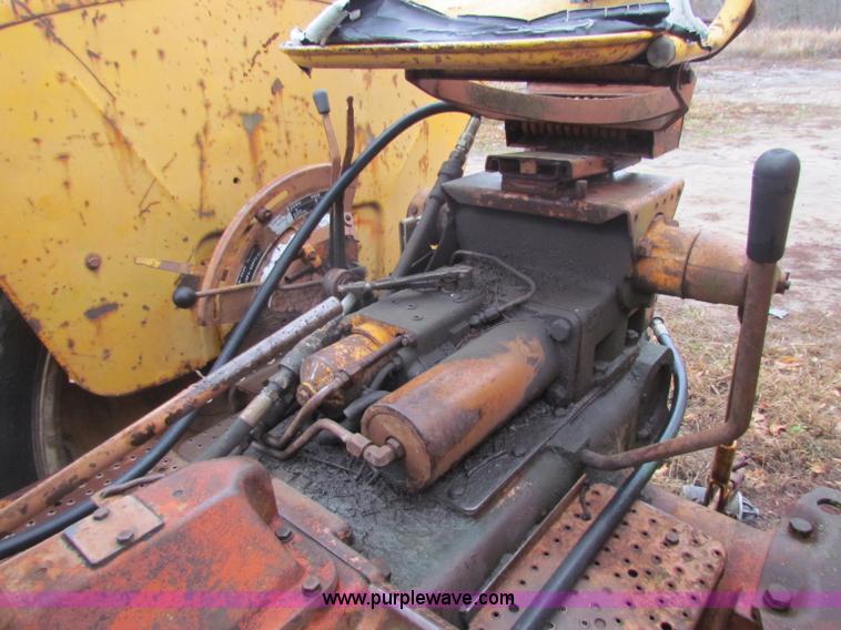 image for item D9117 Minneapolis Moline 336-4 tractor with loader