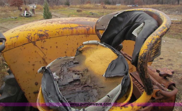 image for item D9117 Minneapolis Moline 336-4 tractor with loader