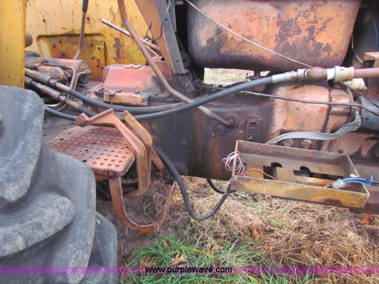 image for item D9117 Minneapolis Moline 336-4 tractor with loader