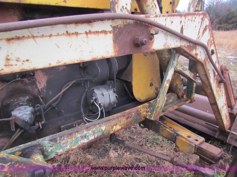 image for item D9117 Minneapolis Moline 336-4 tractor with loader