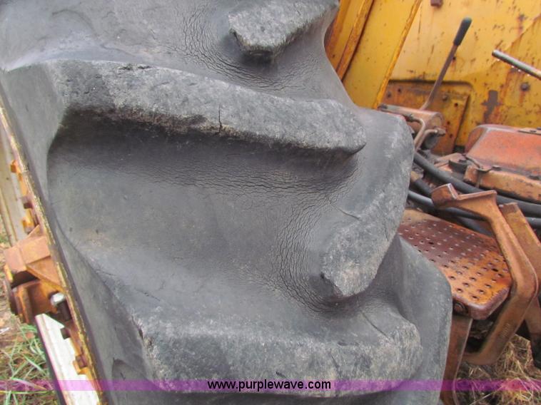 image for item D9117 Minneapolis Moline 336-4 tractor with loader