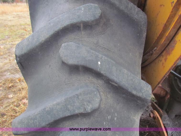 image for item D9117 Minneapolis Moline 336-4 tractor with loader