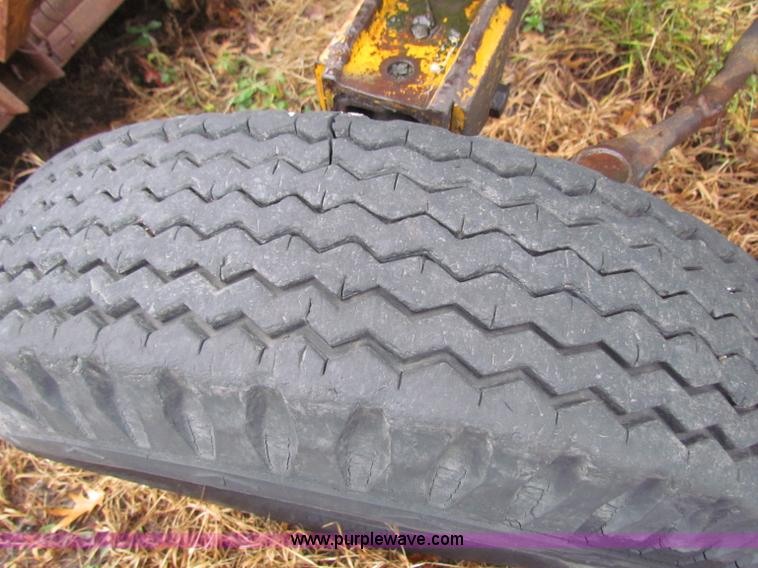 image for item D9117 Minneapolis Moline 336-4 tractor with loader