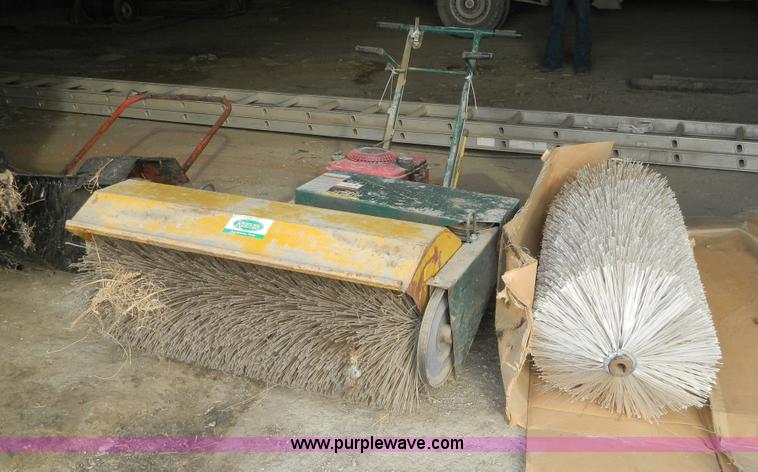image for item E9331 Reeves 3' power broom