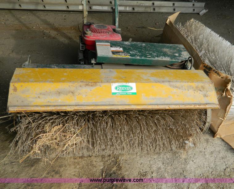 image for item E9331 Reeves 3' power broom