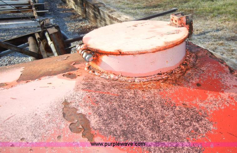 image for item H9247 1986 JFW water tank trailer