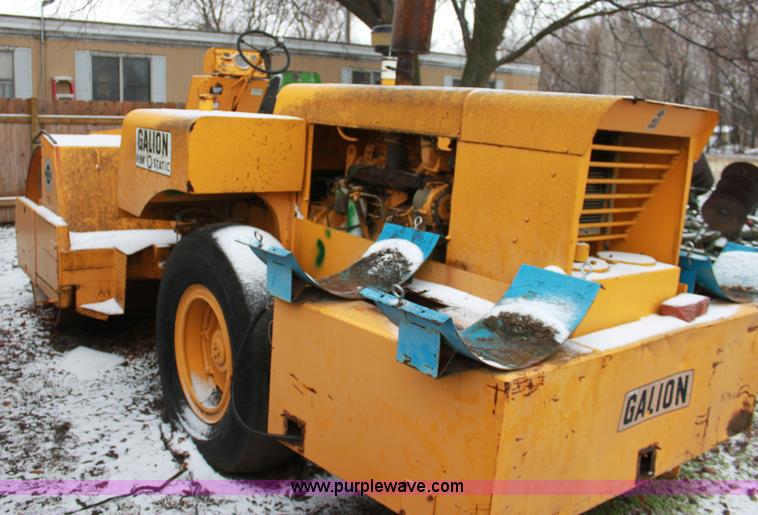 image for item B8776 Galion vibro-static single drum roller