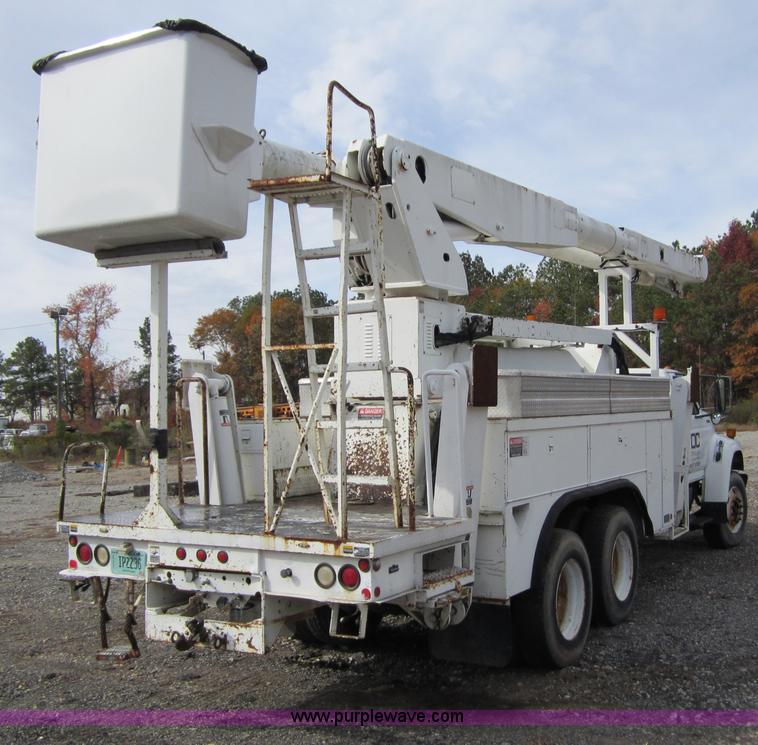 image for item C5952 1998 Ford FT900 utility bucket truck
