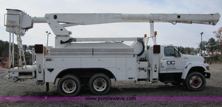 image for item C5952 1998 Ford FT900 utility bucket truck
