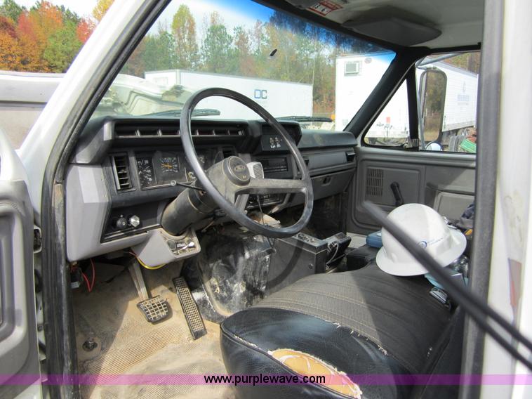 image for item C5952 1998 Ford FT900 utility bucket truck