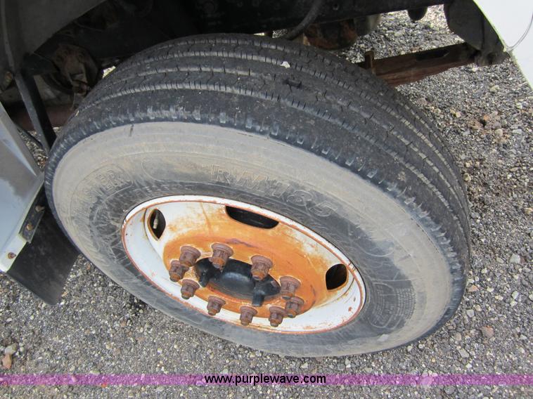 image for item C5952 1998 Ford FT900 utility bucket truck