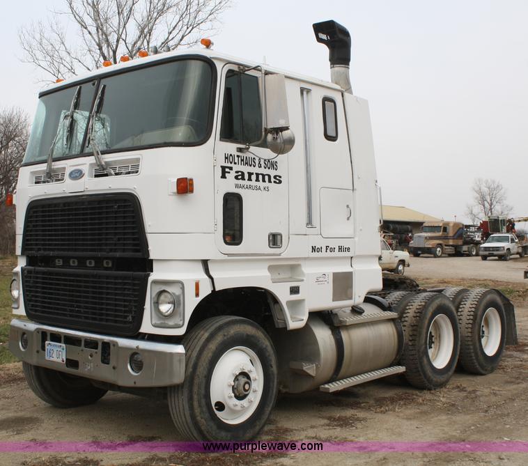 image for item A6559 1991 Ford CLT9000 semi truck
