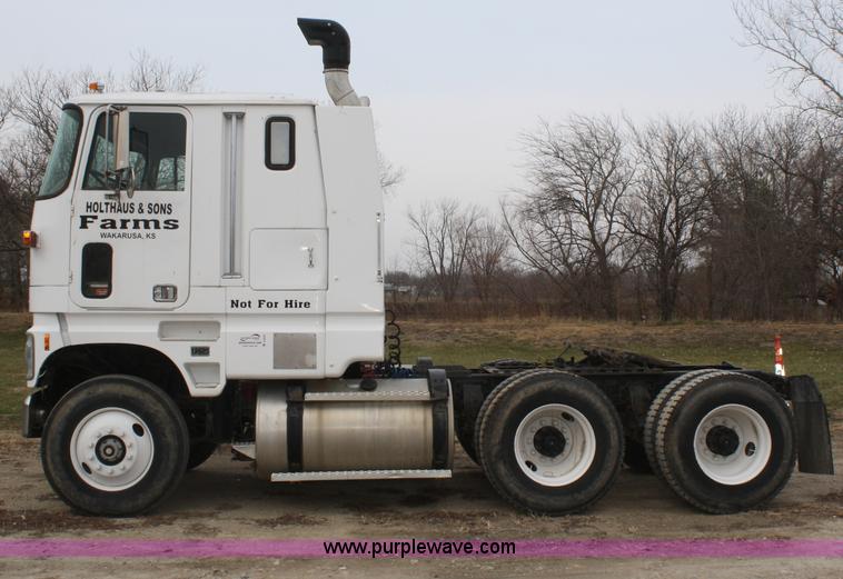image for item A6559 1991 Ford CLT9000 semi truck