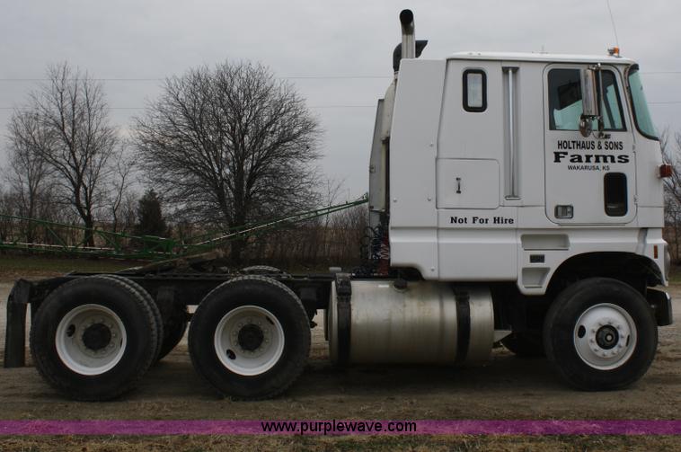 image for item A6559 1991 Ford CLT9000 semi truck
