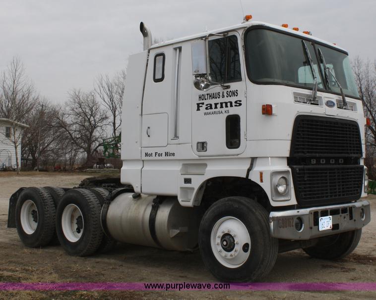 image for item A6559 1991 Ford CLT9000 semi truck