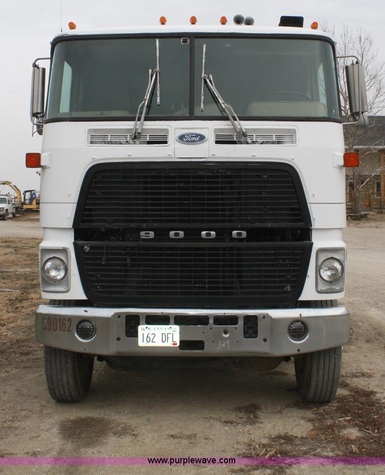 image for item A6559 1991 Ford CLT9000 semi truck