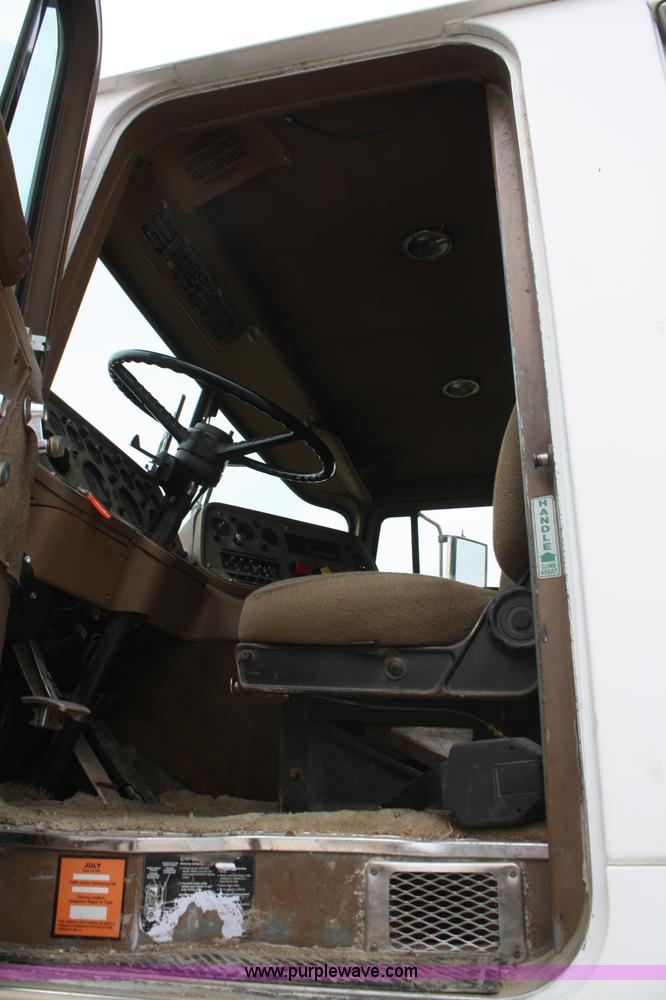 image for item A6559 1991 Ford CLT9000 semi truck