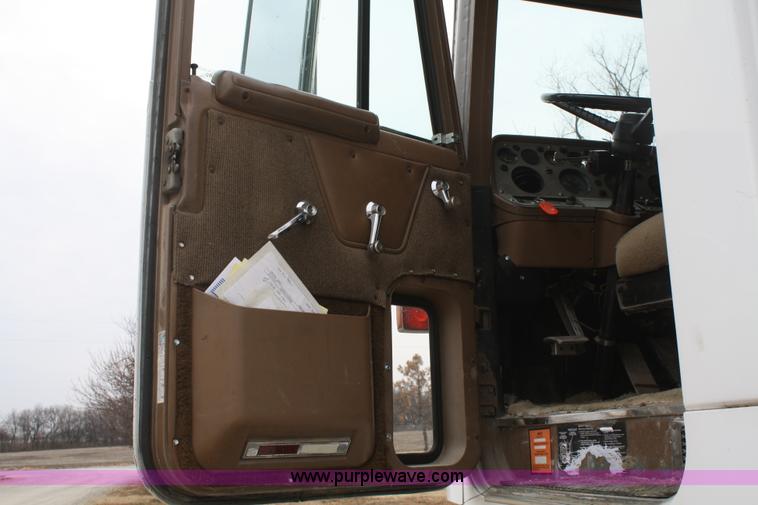 image for item A6559 1991 Ford CLT9000 semi truck