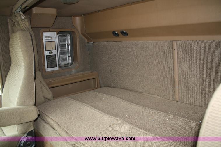 image for item A6559 1991 Ford CLT9000 semi truck